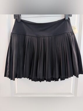 NWT-AERIE-OFFLINE Black pleated Workout tennis skirt w/built in shorts-S:Large